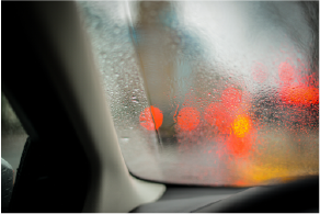 雨の日の車内から見える道路
