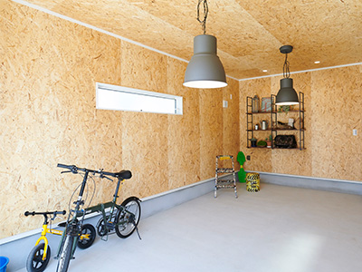 OSB合板の自転車のあるガレージ