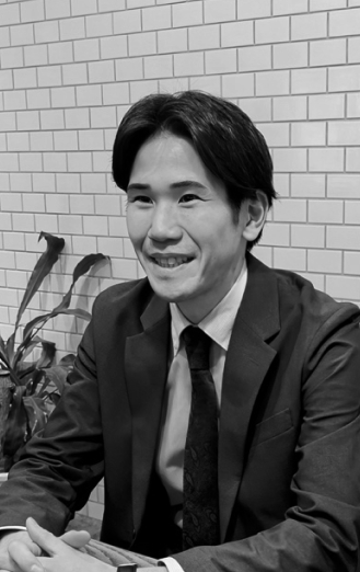 スーツを着た誠実な男性スタッフ