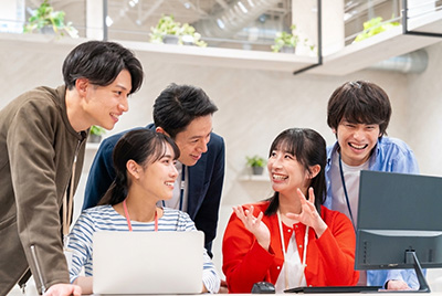 雑談をしているスタッフ