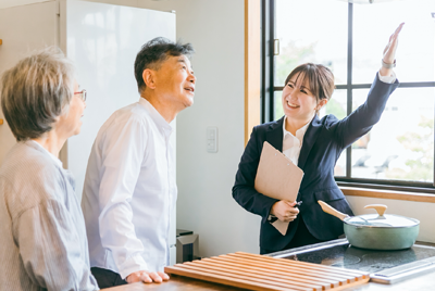先輩社員と同行する様子