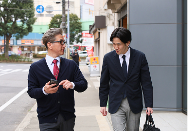 先輩社員と同行する様子