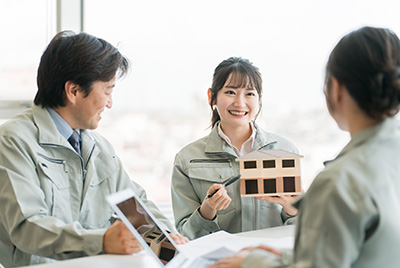 先輩社員と同行する様子