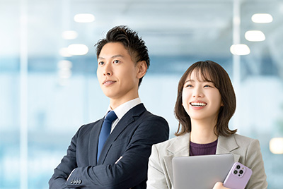 先輩社員と同行する様子